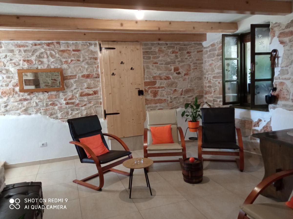 Villa Mala Kuca Sa Velikim Grijanim Bazenom Antonio à Šišan Extérieur photo