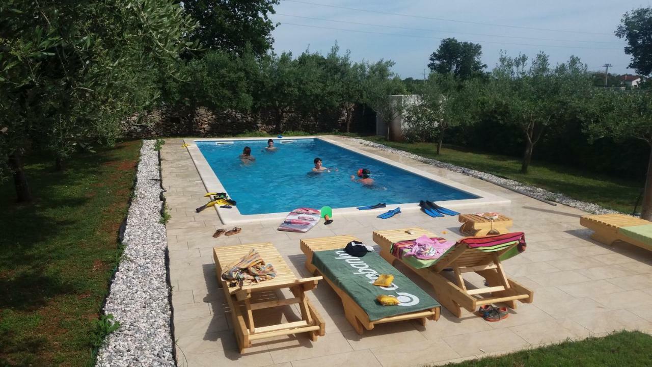Villa Mala Kuca Sa Velikim Grijanim Bazenom Antonio à Šišan Extérieur photo
