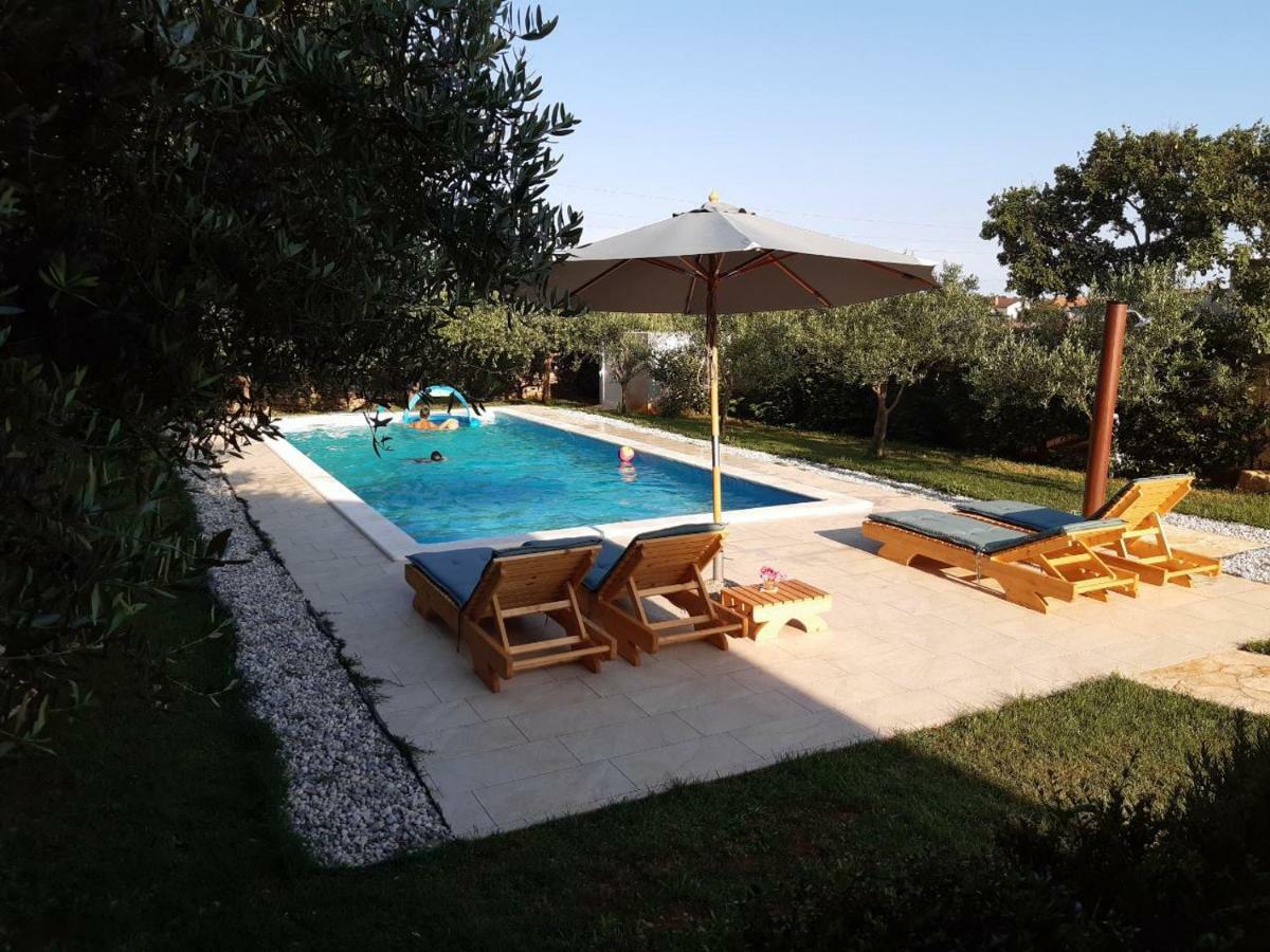Villa Mala Kuca Sa Velikim Grijanim Bazenom Antonio à Šišan Extérieur photo