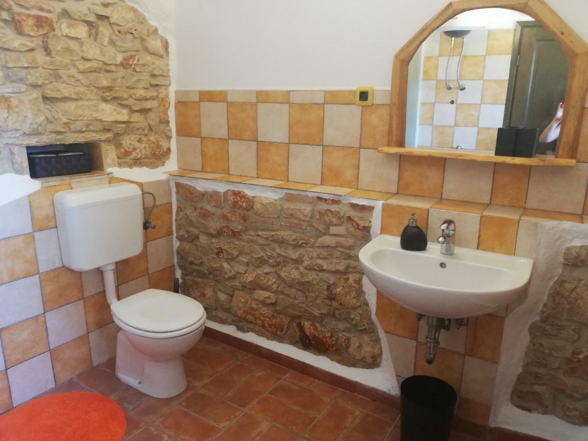 Villa Mala Kuca Sa Velikim Grijanim Bazenom Antonio à Šišan Extérieur photo