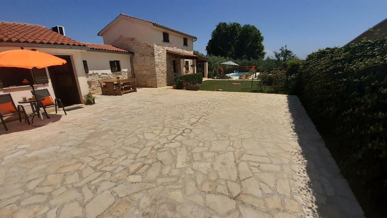 Villa Mala Kuca Sa Velikim Grijanim Bazenom Antonio à Šišan Extérieur photo